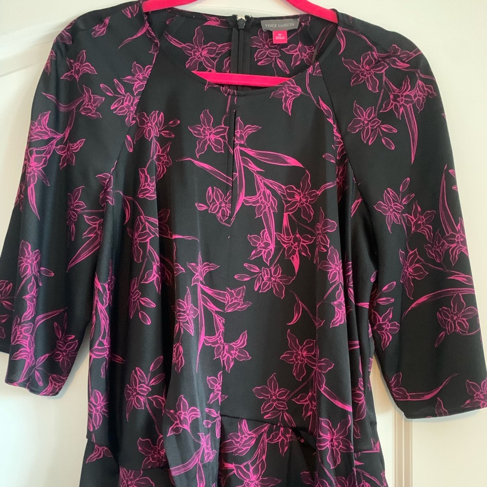 Vince Camuto blouse violet floral design with peephole
